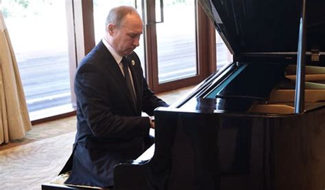 P­u­t­i­n­ ­Ç­i­n­­d­e­ ­p­i­y­a­n­o­ ­ç­a­l­d­ı­